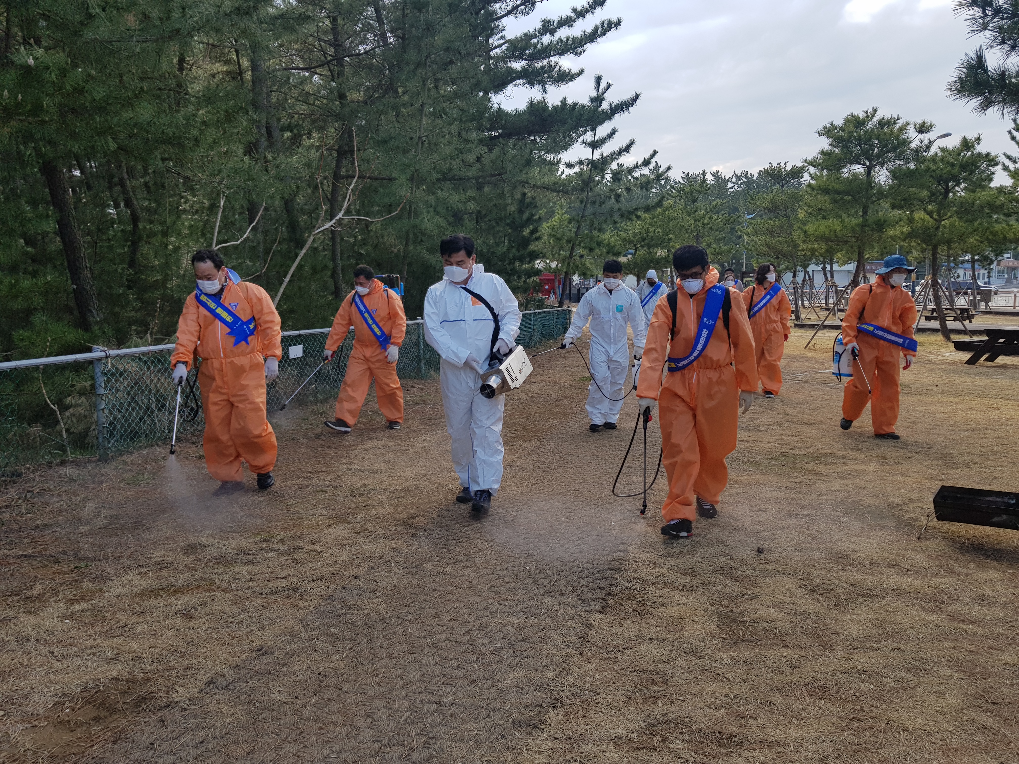 코로나19 확산 예방 민·관·공단 상생협력 지역공동체 감염병예방 봉사활동게시글의 1번째 이미지입니다.