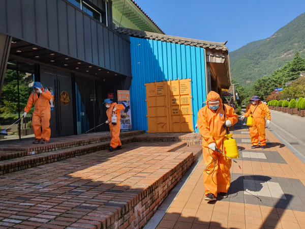 동해시시설관리공단, 코로나19 감염병 지역사회 확산방지를 위한 전시설 방역소독 실시게시글의 2번째 이미지입니다.